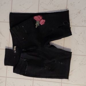NWOT Suzanne Betro Black Skinny jeans. Size 12.